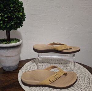 Women's Vionic Yellow Sandals Size 7.